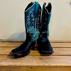 Outlaw boots, lightly worn! Small void on left boot!